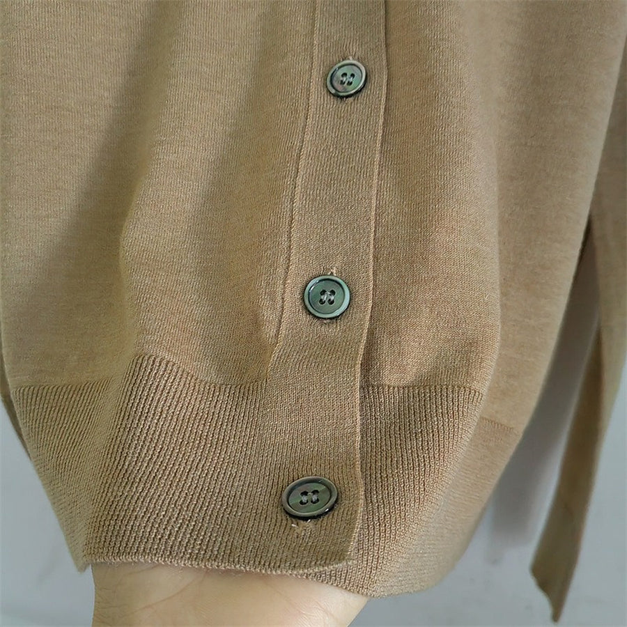 The small buttons and ribbed hem