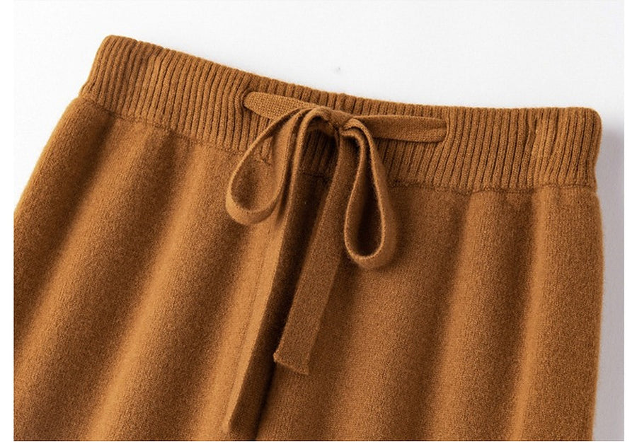 The ribbed waist and drawstring of the caramel trousers