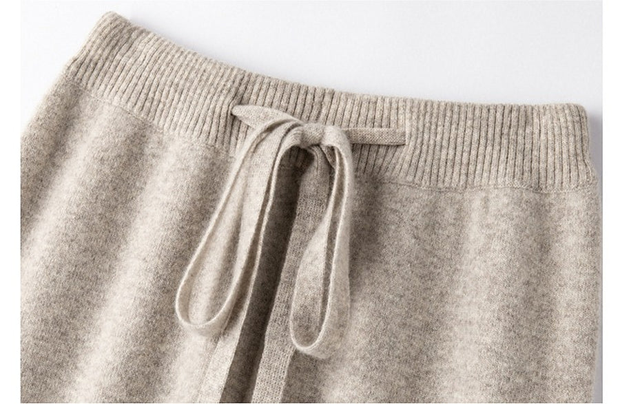 The ribbed waist and drawstring tied in a bow